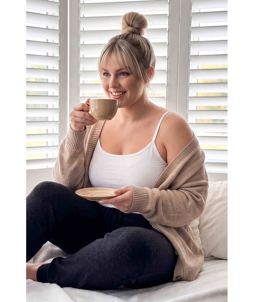 Biały top plus size na cienkich ramiączkach - 105 biały plus size
